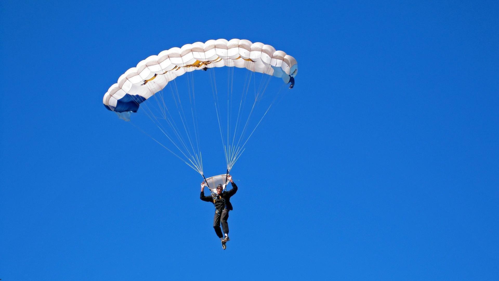 佩德里开启非洲野生动物保护区之旅，笑称希望狮子不会吃掉我