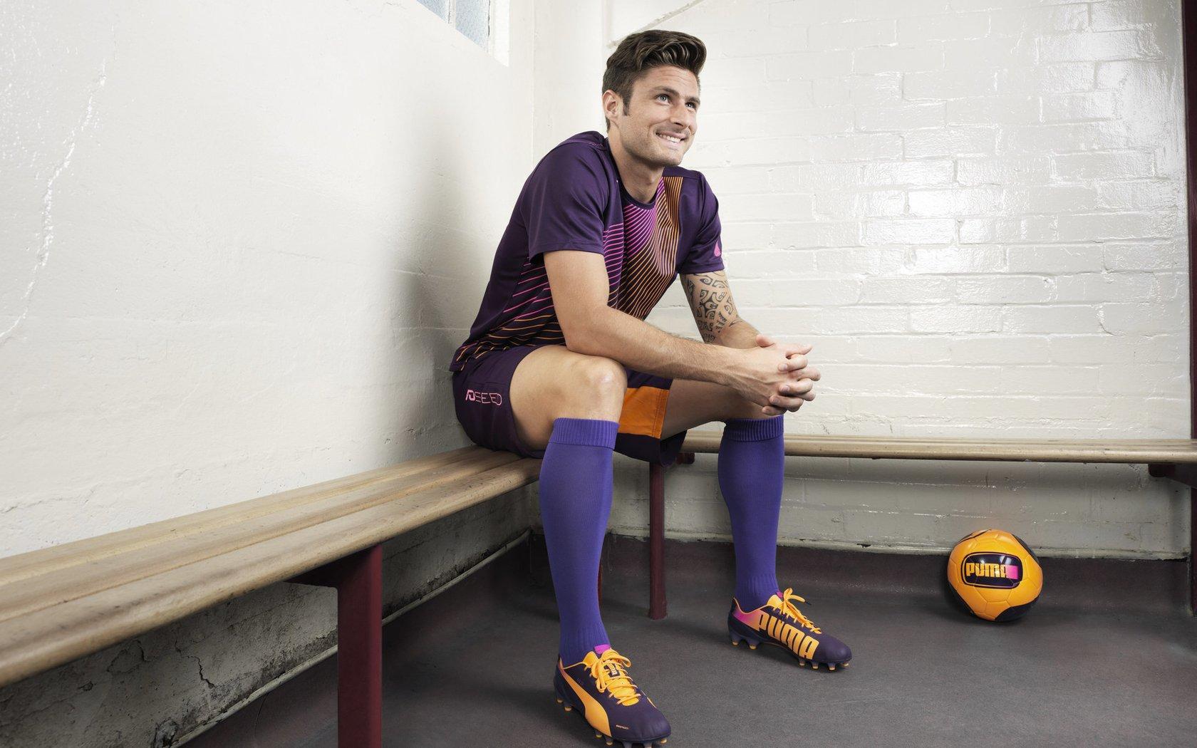 爱游戏中国：赛后更衣室真情流露，李磊侯森齐呼，球迷是第十二人，我们永远是一家人